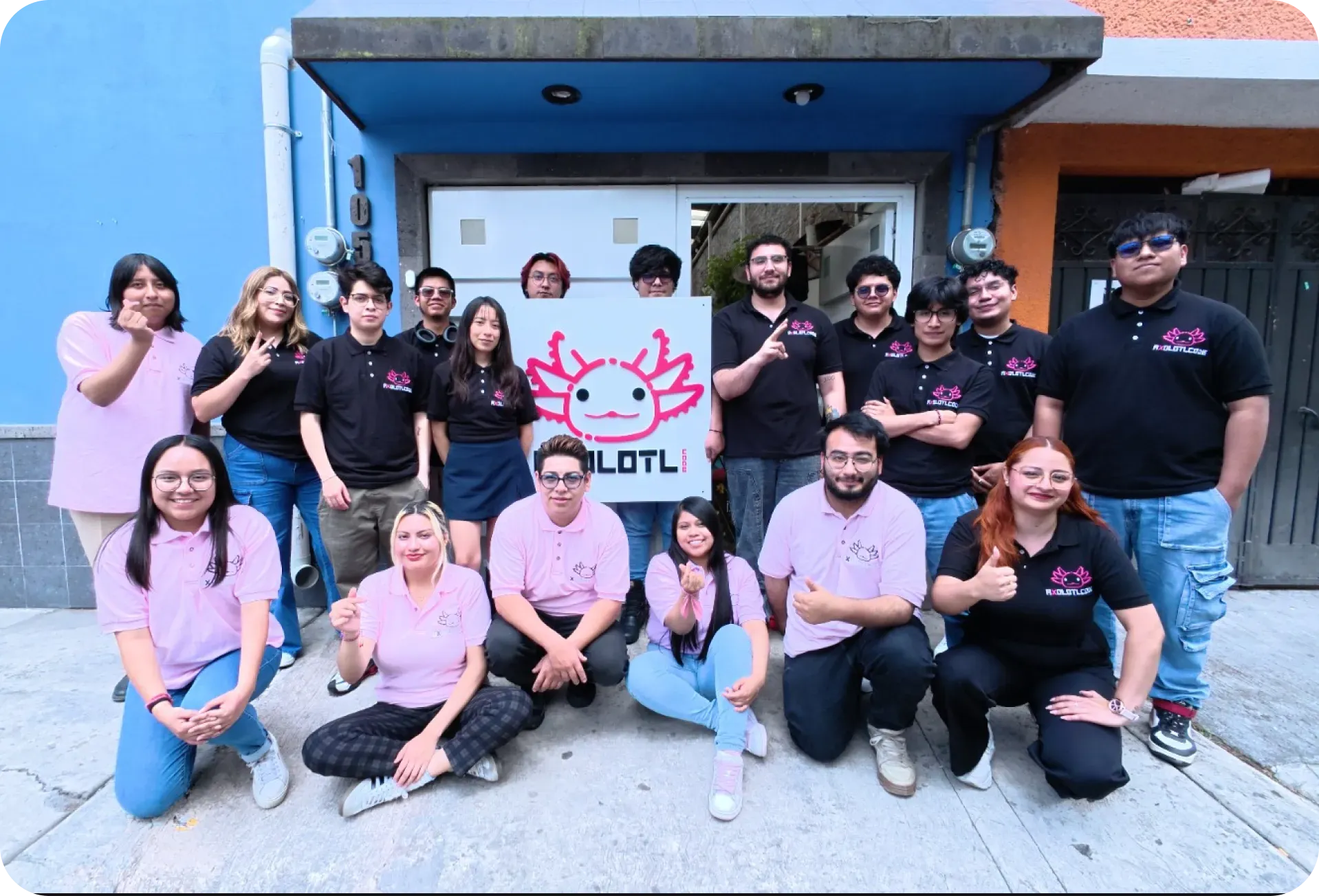 Equipo de Axolotl Code frente a sus oficinas